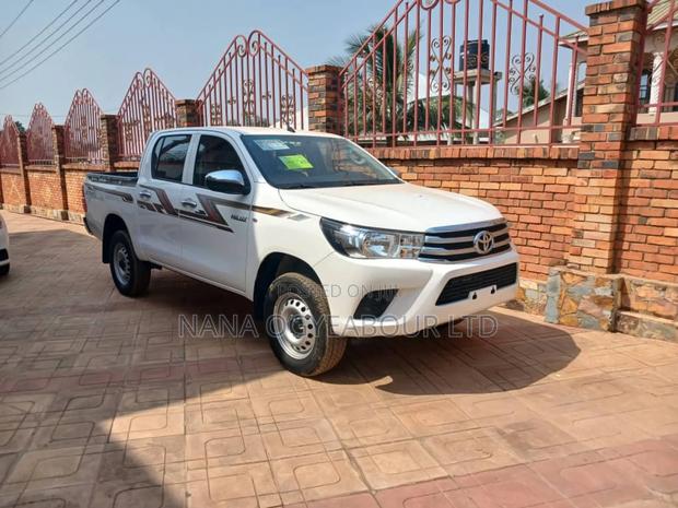 Toyota Hilux Revo Double Cab Petrol 2.7 AWD 2018 White