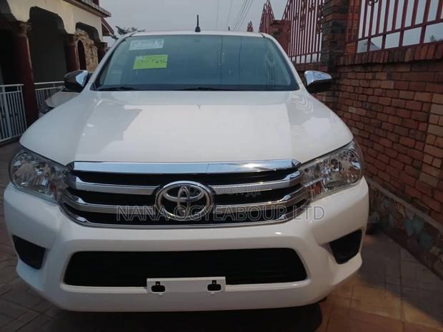 Toyota Hilux Revo Double Cab Petrol 2.7 AWD 2018 White
