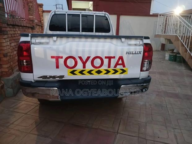 Toyota Hilux Revo Double Cab Petrol 2.7 AWD 2018 White