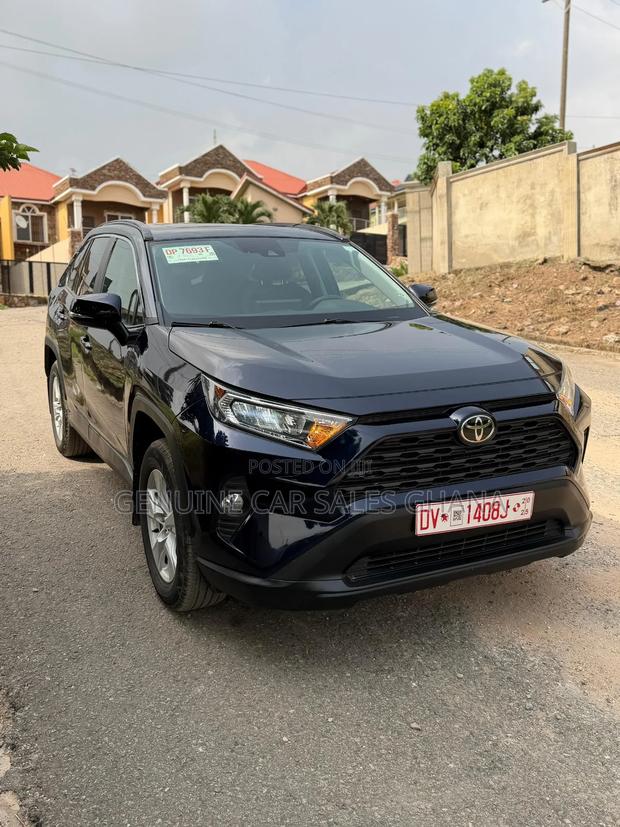 Toyota RAV4 XLE 2021 Blue