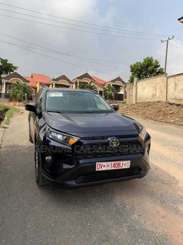 Toyota RAV4 XLE 2021 Blue