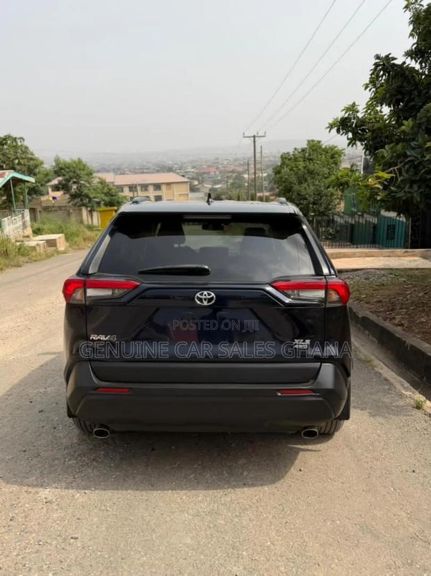 Toyota RAV4 XLE 2021 Blue