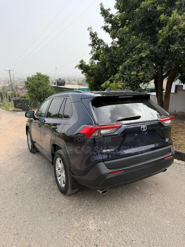 Toyota RAV4 XLE 2021 Blue