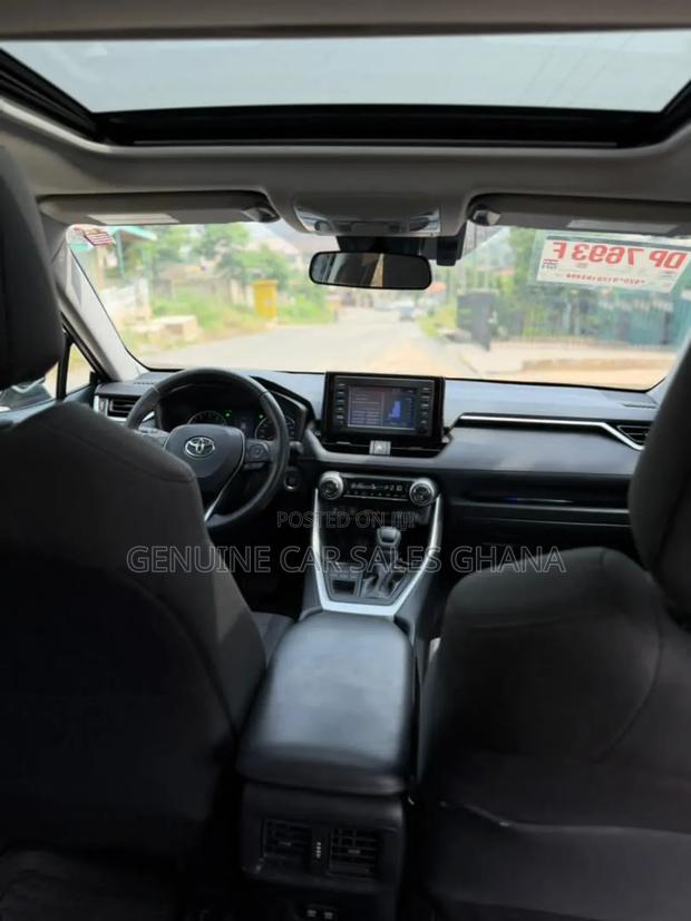 Toyota RAV4 XLE 2021 Blue