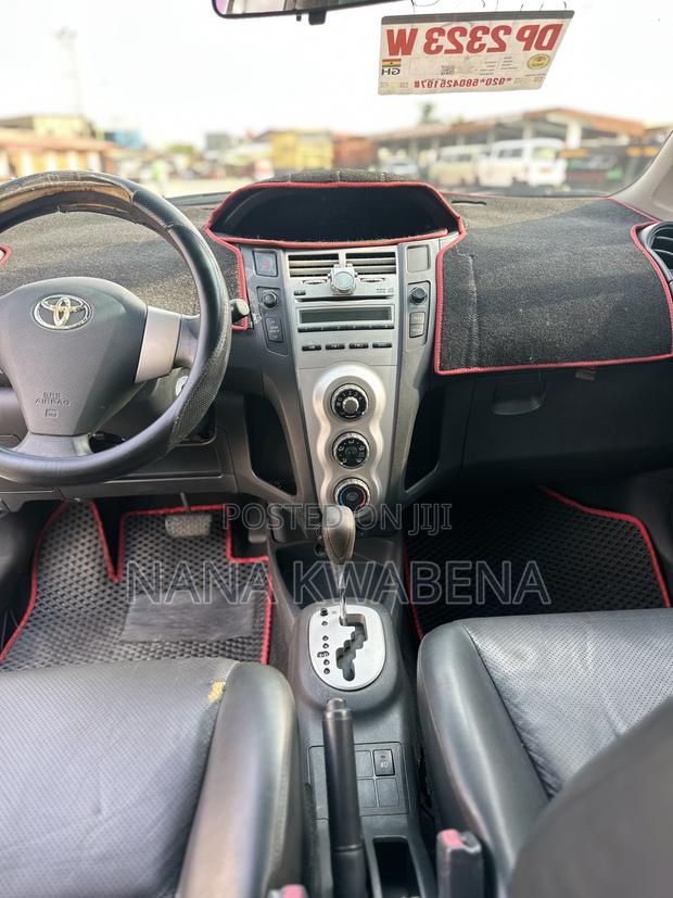 Toyota Yaris Base Hatchback 3dr 2011