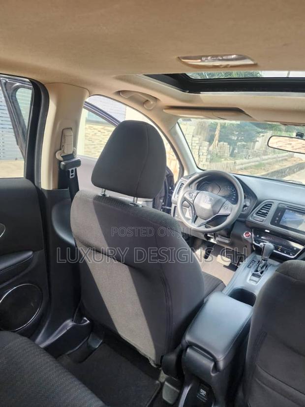 Honda HR-V 4dr SUV (1.5L 4cyl CVT) 2016 Blue photo 2