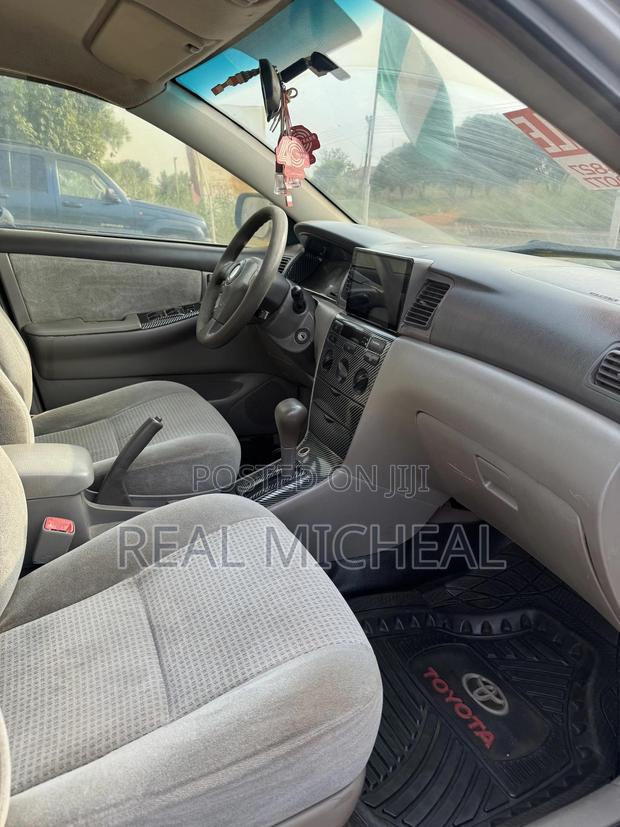 Toyota Corolla Base 4dr Sedan (1.8L 4cyl 5M) 2010 Silver