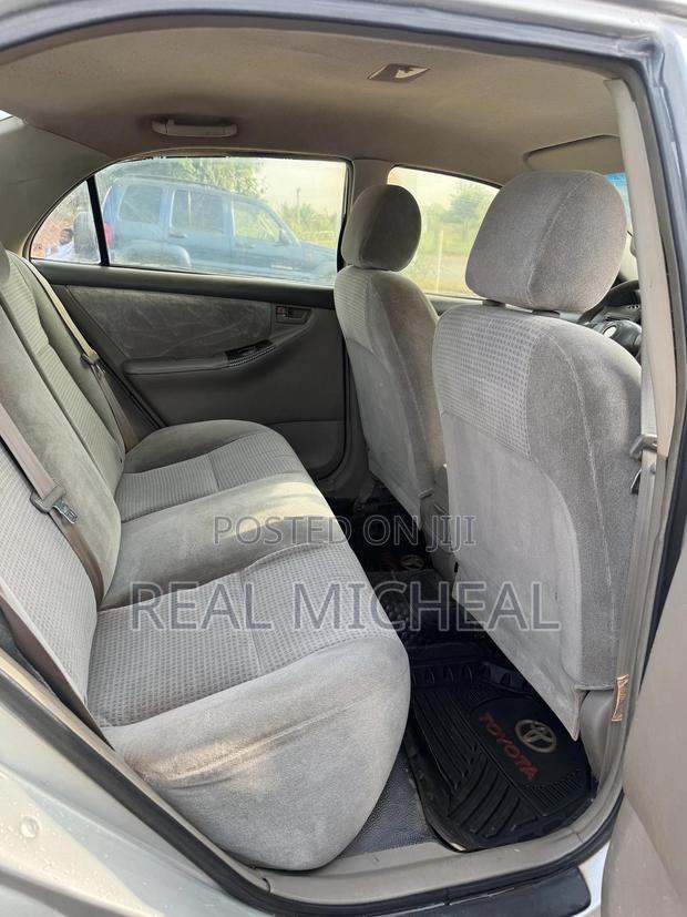 Toyota Corolla Base 4dr Sedan (1.8L 4cyl 5M) 2010 Silver