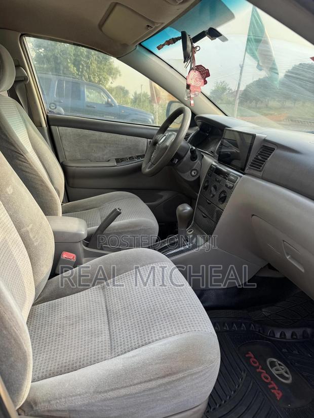 Toyota Corolla Base 4dr Sedan (1.8L 4cyl 5M) 2010 Silver