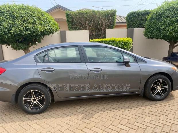 Honda Civic 1.8 5 Door Automatic 2012 Silver photo 3