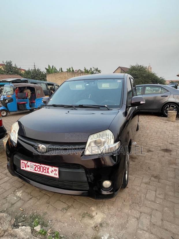 Toyota Sienta 2013 Black photo 2
