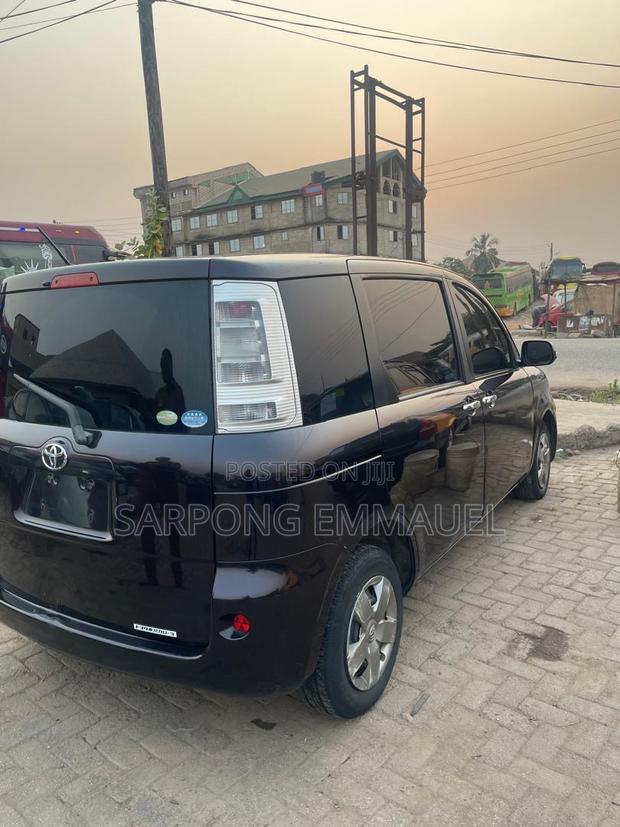Toyota Sienta 2013 Black photo 3