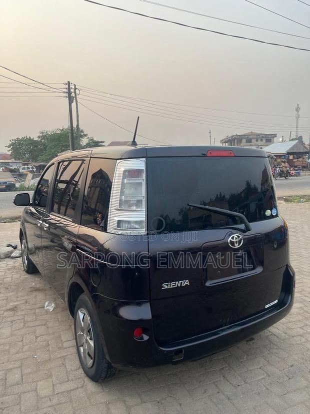 Toyota Sienta 2013 Black photo 6