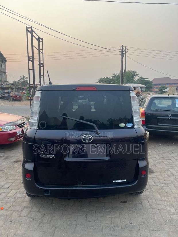 Toyota Sienta 2013 Black photo 7