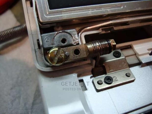 Hinges Of Laptops Repair Instantly · Photo 4