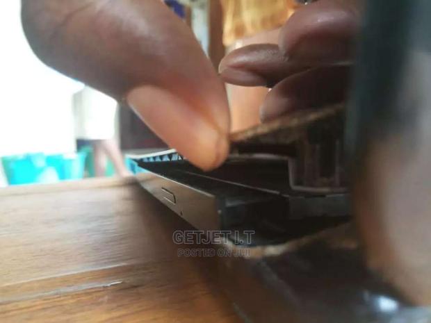 Hinges Of Laptops Repair Instantly And Case Replacement · Photo 4