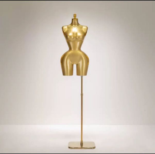 Golden Bbl mannequin