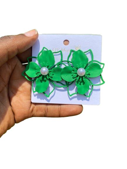 Green flower-shaped earring with a pearl center